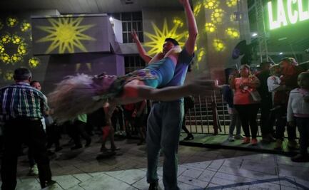 Decenas de parejas sacan los pasos "prohibidos” en la “Guerra de Sonideros” en la Cuauhtémoc 