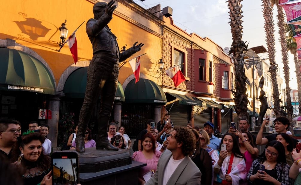 Bisbal se asombró con la estatua dedicada al "Divo de Juárez". Foto: Hugo Salvador/ EL UNIVERSAL.