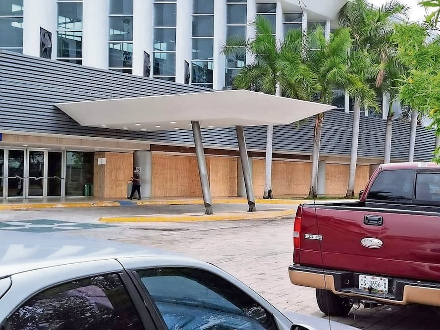 Comercios colocaron cintas y madera para proteger puertas y ventanas ante la llegada de Beryl. Foto Especial