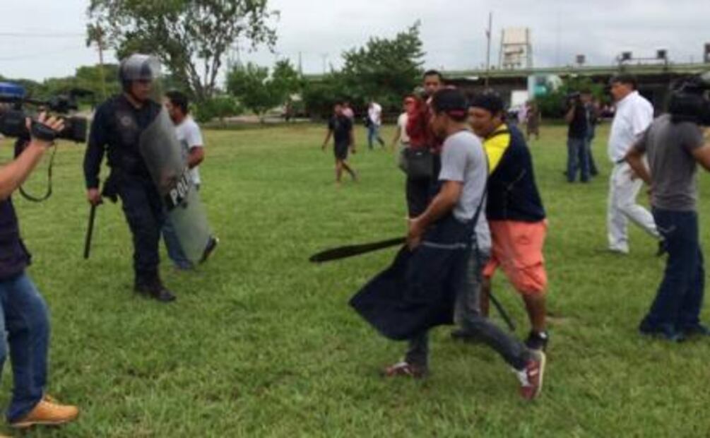 Se enfrentan comerciantes y policías en Tabasco