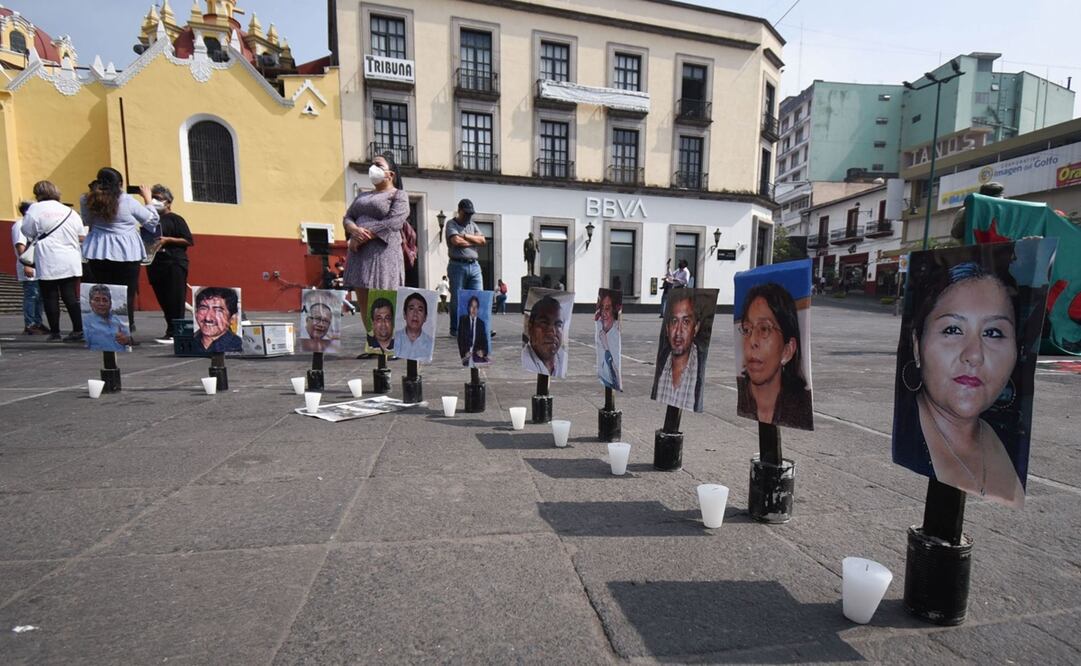 Familiares y amigos de periodistas asesinados en Veracruz colocaron fotografías y veladoras en plaza Lerdo. Foto: CUARTOSCURO