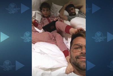 Critican a Ricky Martin por foto en la cama con sus hijos