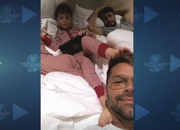 Critican a Ricky Martin por foto en la cama con sus hijos