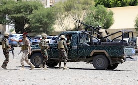 Fuerzas armadas de Yemen atacan a los hutíes en ciudad del mar Rojo; EU decide no interviene en conflicto
