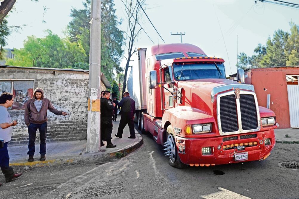Los jefes de Armando lo acusaron de autorobarse el tráiler de químicos, pero cuando encontraron el tractor de la unidad abandonada le pidieron disculpas y le dieron un reconocimiento (ARCHIVO. EL UNIVERSAL)