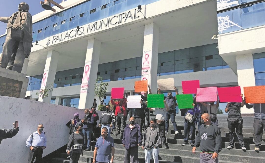Varios trabajadores del ayuntamiento de Naucalpan protestaron afuera del Palacio Municipal por el retraso del pago de sus quincenas. Foto: Especial