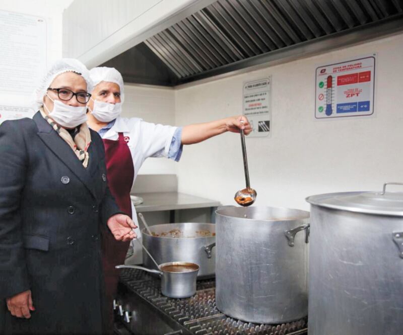 La secretaria de Gobierno capitalina, Rosa Icela Rodríguez, supervisó en el Torito la elaboración de los alimentos que darán este martes a detenidos. Foto/ESPECIAL
