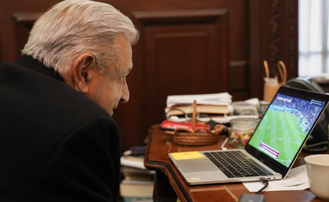 Andrés Manuel López Obrador viendo el partido de México vs Polonia - FOTO: Twitter @lopezobrador_