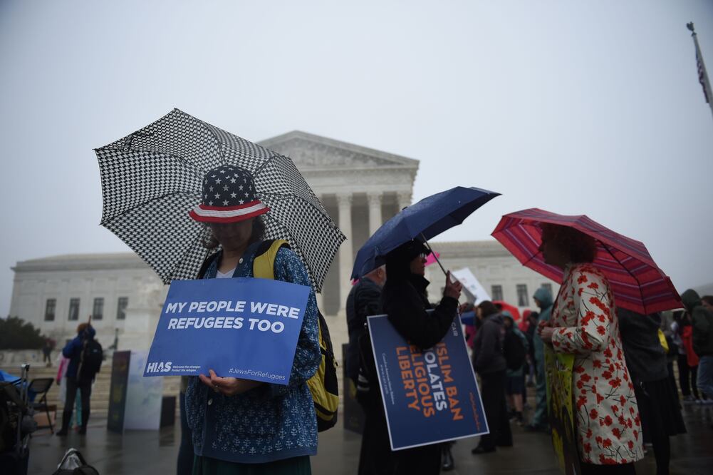 Corte Suprema de EU debate legalidad del veto migratorio de Trump