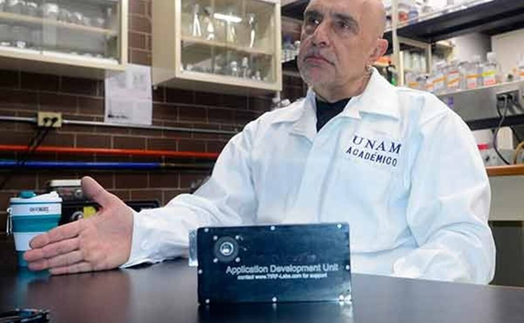 El sistema de microarreglos altamente sensible a la luz fue desarrollado por Luis Vaca Domínguez, investigador del Instituto de Fisiología Celular (IFC) de la UNAM. Foto: Especial