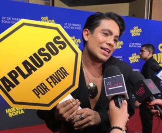 Ricardo Peralta reaparece en el estreno de "Qué huevos Frida" con cartel de "No abuchear", tras ataques en redes