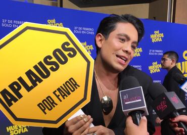 Ricardo Peralta reaparece en el estreno de "Qué huevos Frida" con cartel de "No abuchear", tras ataques en redes