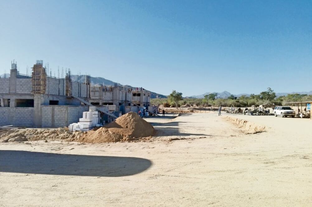 Julio Castillo Gómez, presidente del CCC Los Cabos, explica que el cuartel militar se construye en un terreno donado por un empresario y buscan dotar a los elementos de la Marina de condiciones óptimas (ESPECIAL)