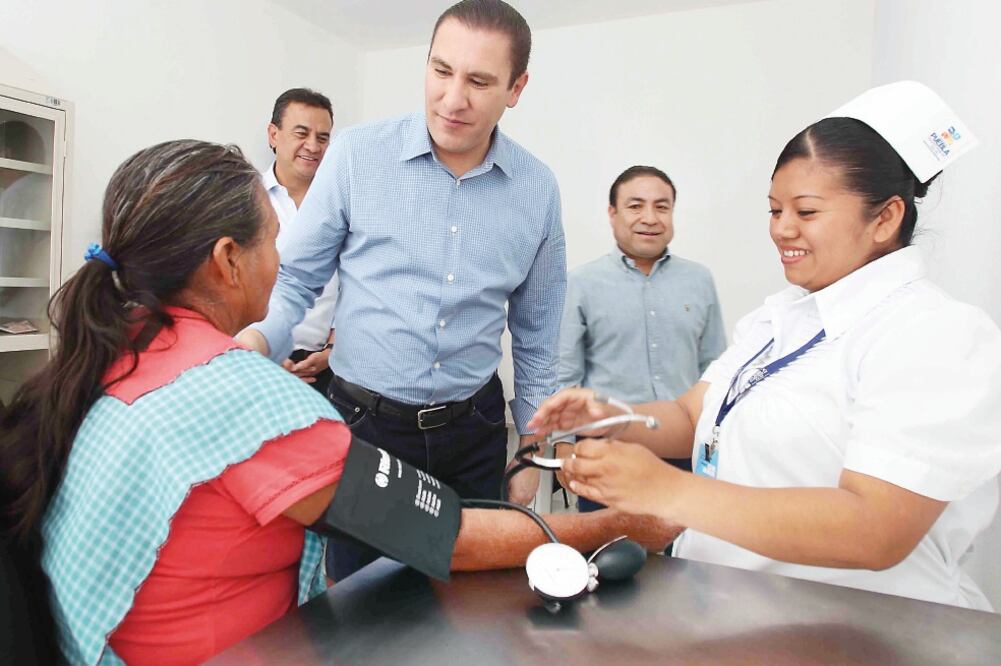 El gobernador de Puebla, Rafael Moreno Valle, celebró que médicos y enfermeras ya cuenten con certidumbre laboral y económica (ARCHIVO. EL UNIVERSAL)