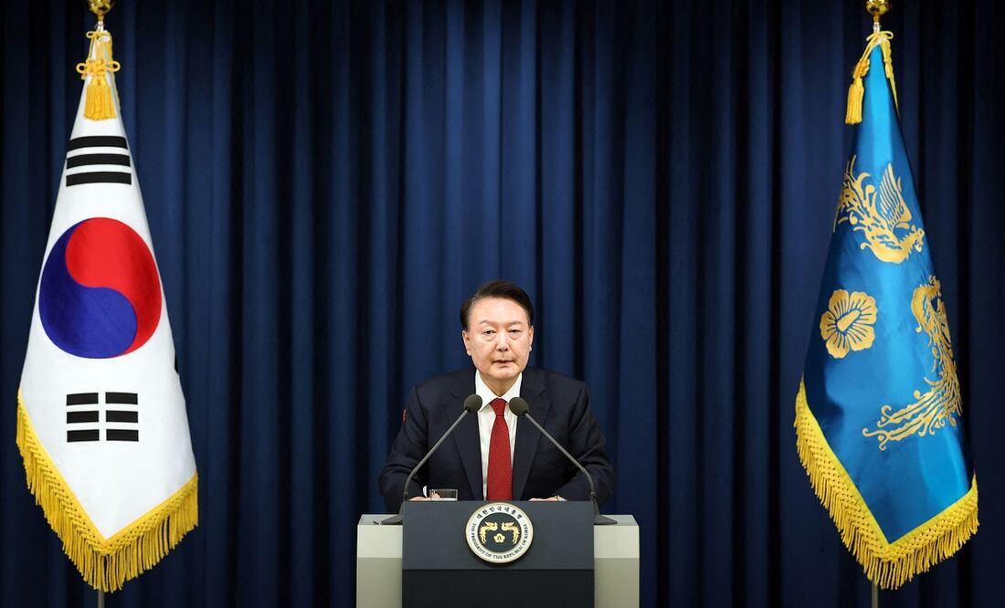 El presidente surcoreano, Yoon Suk Yeol, pronunciando un discurso para declarar la ley marcial en Seúl el 3 de diciembre del 2024. FOTO: AFP