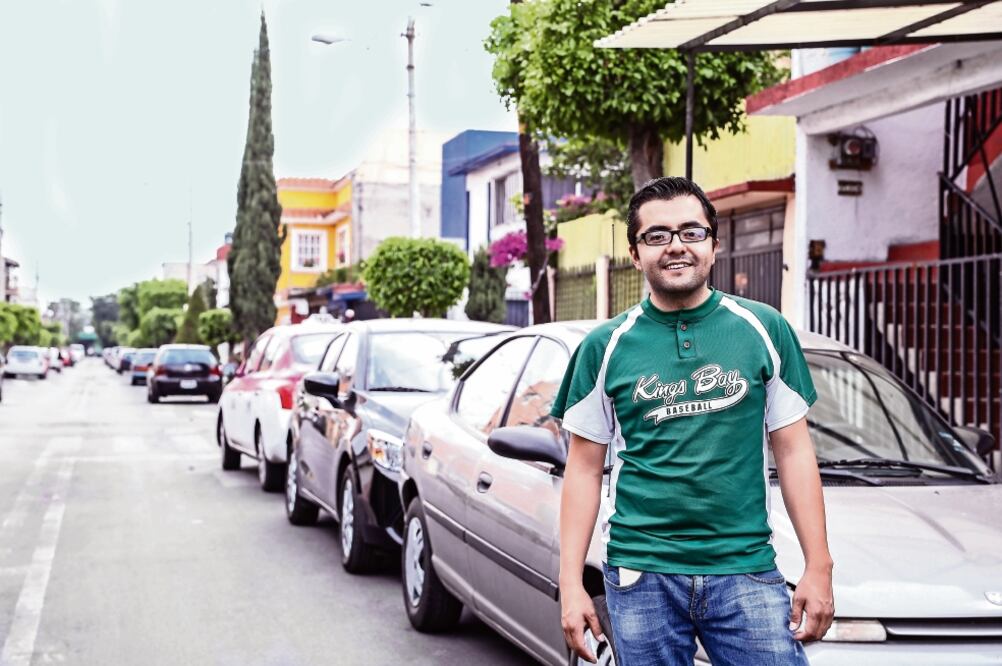 Axel Corona recuerda el asalto que vivió hace poco más de un año en el lugar exacto, en la banqueta de su casa. Desde ese día no se ha vuelto a sentir seguro al bajar de su coche. (GERMÁN ESPINOSA. EL UNIVERSAL)