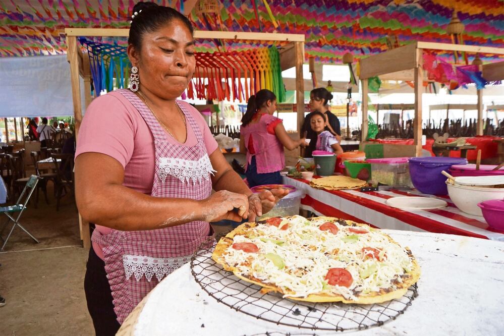 Marina Santiago, una de las expositoras en la Feria de la Tlayuda, platica que hacer la tortilla es una herencia culinaria que aprendieron sus hermanas, nueras e hijas, todas oriundas de San Antonio de la Cal. Foto: Edwin Hernández / El Universal