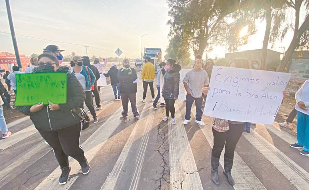 Vecinos de Izcalli Jardines y Los Héroes Ecatepec bloquearon por más de dos horas la carretera México-Pachuca. Foto: Especial.
