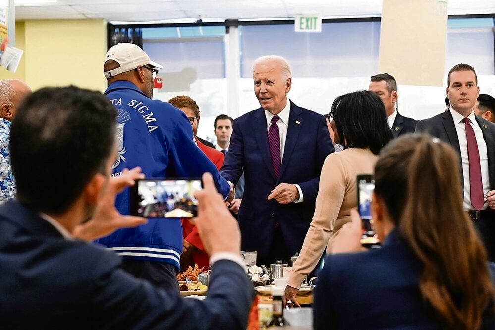 El presidente Joe Biden, en una cafetería en Los Ángeles, California. Foto: Andrew Caballero-Reynoldds / AFP
