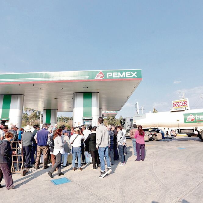 De acuerdo con el reporte de Fitch, los efectos de la escasez de gasolina se reflejaron en la reducción de pronóstico de crecimiento. ARCHIVO EL UNIVERSAL