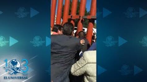 Vuelven a chocar diputados; priísta abre cerrojos para que ingresen manifestantes