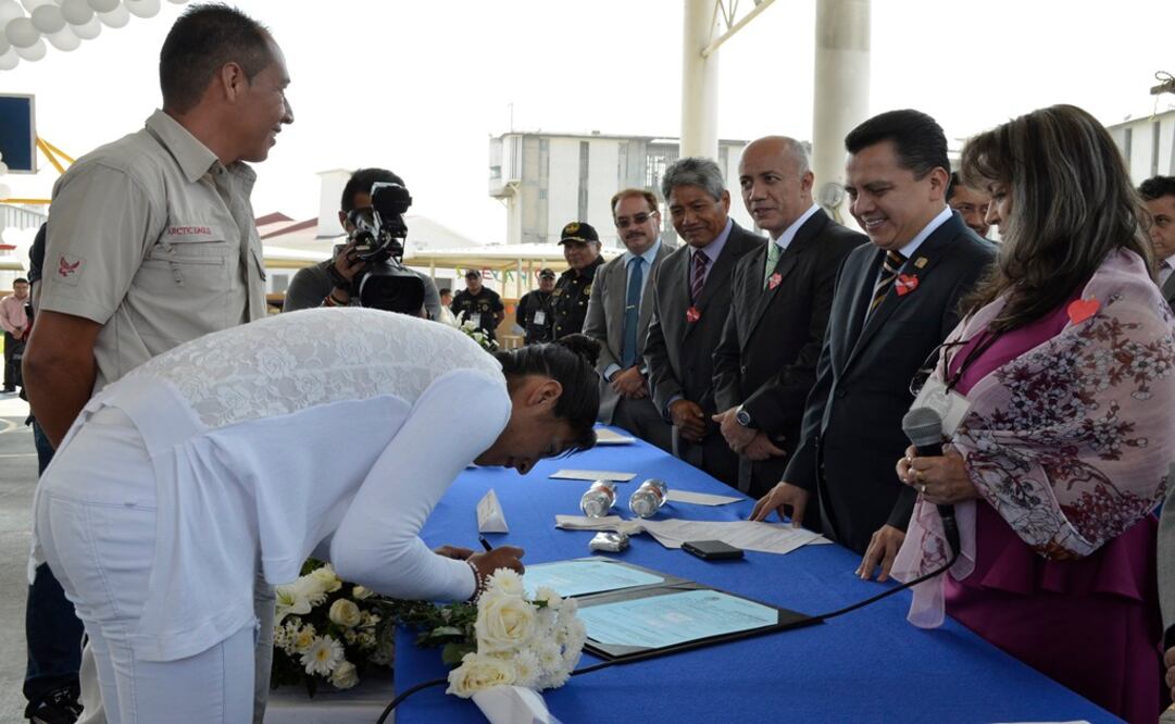 Celebran boda gay número 84 en reclusorios del DF