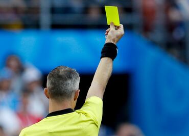 Árbitros sancionarán a técnicos en Inglaterra