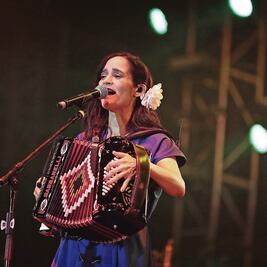 Julieta Venegas hará repaso a vida de Charly García