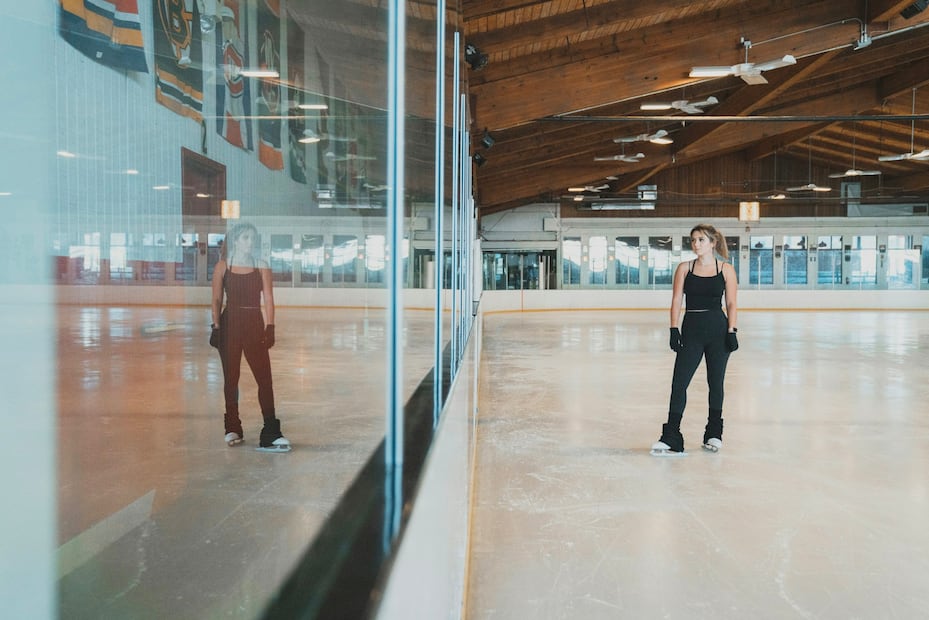 En estas pistas de hielo hay préstamo de patines y equipo de seguridad. Foto: Unsplash