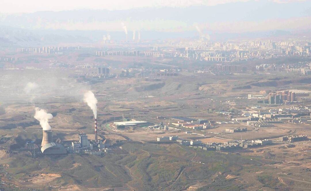 Central térmica de carbón de Urumqi, en la región de Xinjiang. Foto: Mark Schiefelbein/ AP.