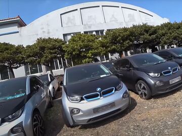 Abandonan más de 100 autos BMW sin seguro y con papeles al interior