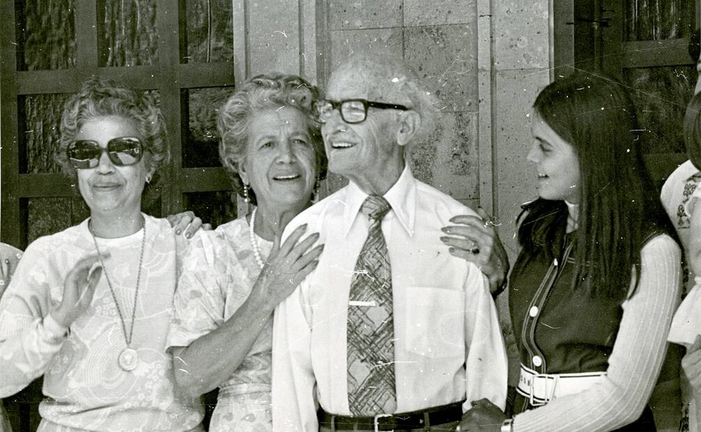En brazos de su esposa, Carmen Arce de Zuno, el maestro José Guadalupe sonreía a las cámaras de la prensa, como feliz cierre a la historia que puso de cabeza a la capital tapatía. Archivo EL UNIVERSAL.