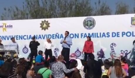 'El Bronco' revela a hijos de policías quién es Santa Claus