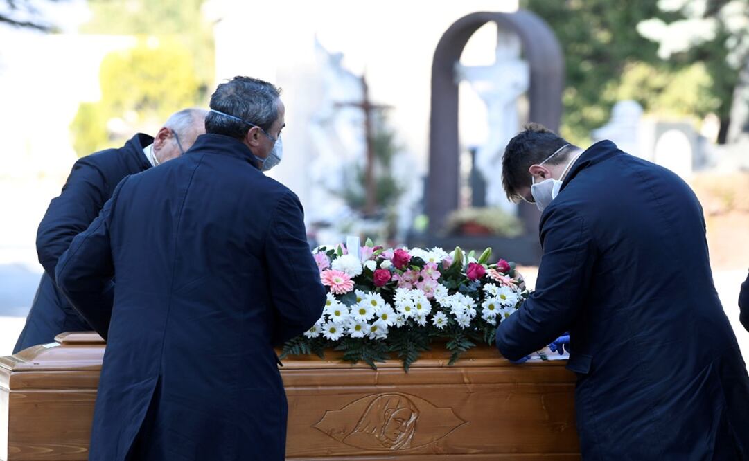 Cemetery workers and funeral agency workers in protective masks transport a coffin of a person who died from coronavirus disease (COVID-19), into a cemetery in Bergamo, Italy - Photo: Flavio Lo Scalzo/REUTERS