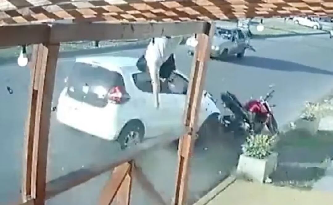 Lo chocó de atrás una automovilista y murió tras caer al asfalto. Foto: Tomada del video 