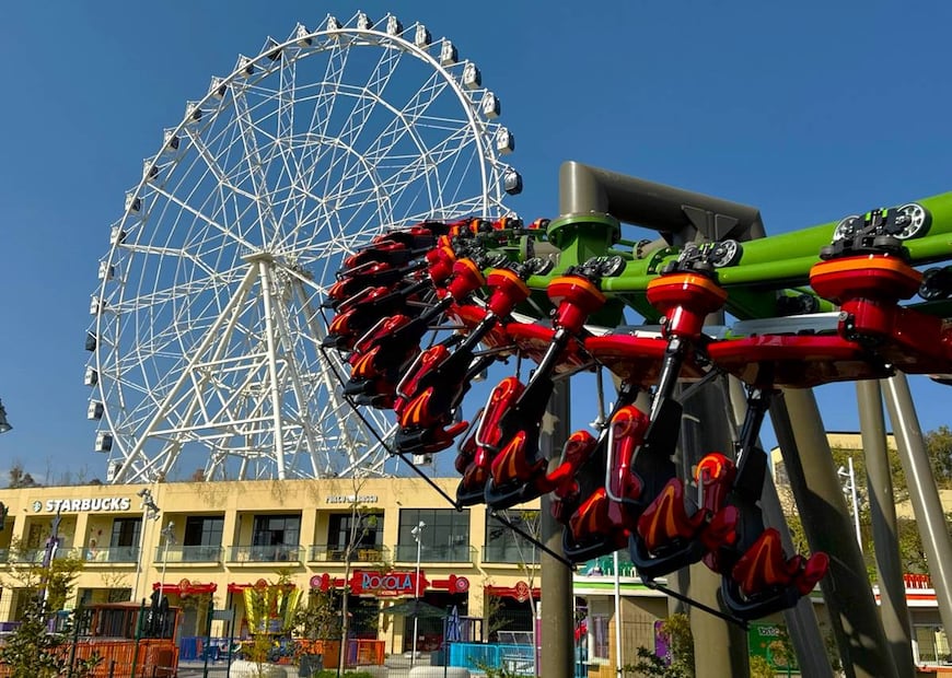 Serpentikah, montaña rusa extrema de Parque Aztlán. | Foto: Facebook "Vekoma Rides Manufacturing B.V"