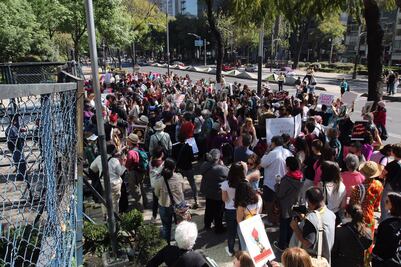 Mujeres protestan contra Trump en la Embajada de EU