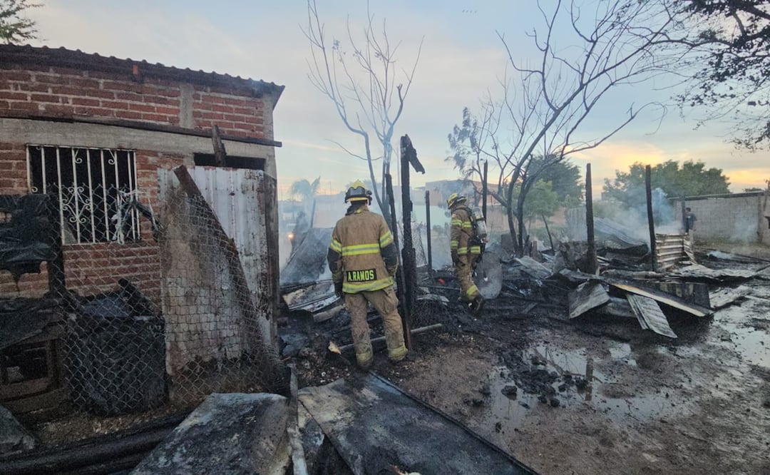 Hombre incendia su vivienda, fuego alcanza otras tres casas en Culiacán; el presunto responsable fue detenido. Foto: Cortesía