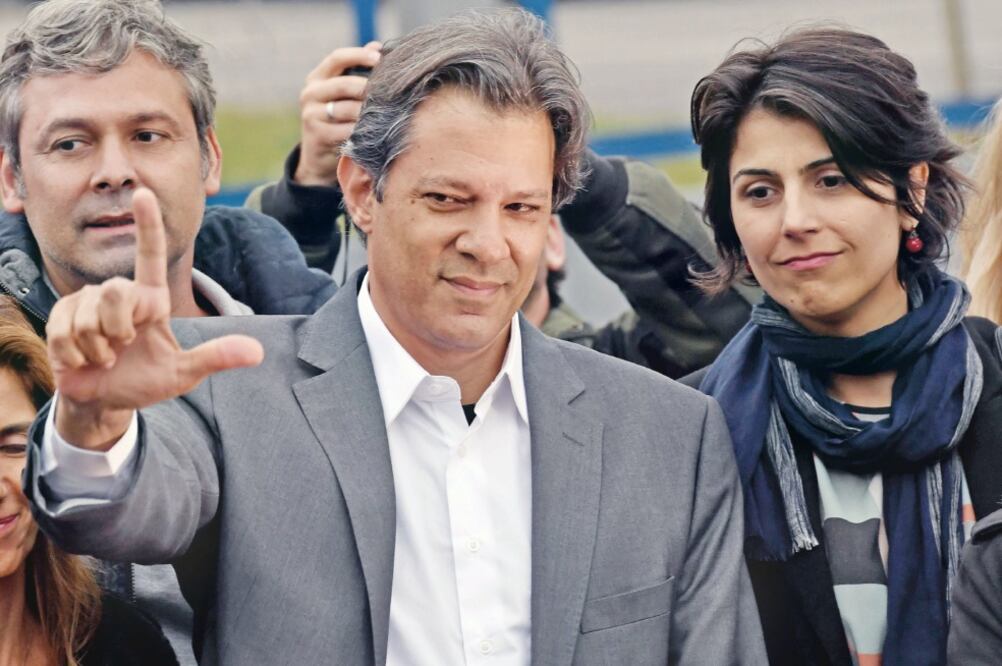 Fernando Haddad, ex ministro de Educación, y su compañera de fórmula, Manuela D’Ávila, ayer en Curitiba. Foto: NELSON ALMEIDA. AFP