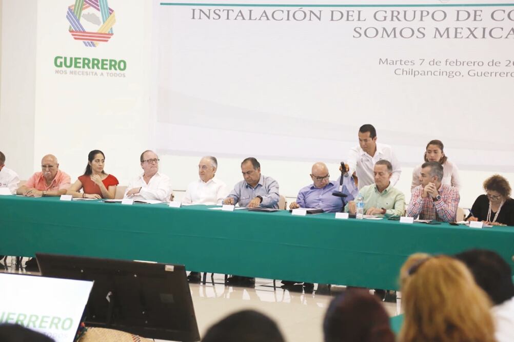 Héctor Astudillo Flores firmó el acta de instalación del Grupo de Coordinació n Local “Somos Mexicanos”, para apoyar a guerrerenses repatriados (ARCHIVO EL UNIVERSAL)