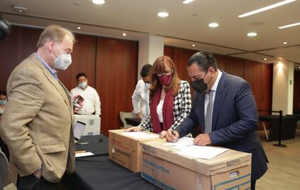 Morena entrega primeras 200 mil firmas para enjuiciar a expresidentes