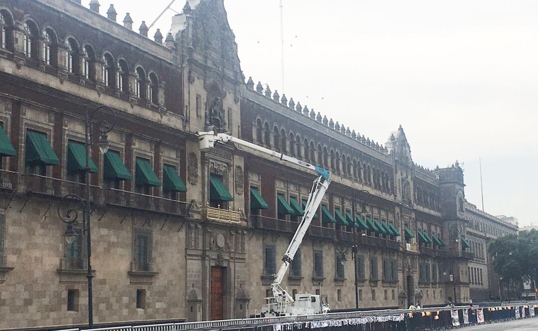 Trabajadores también han comenzado a dar mantenimiento a los balcones de Palacio Nacional. Foto: Pedro Villa y Caña / EL UNIVERSAL