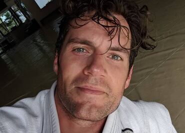 Henry Cavill confirma por qué es uno de los hombres más guapos con esta foto