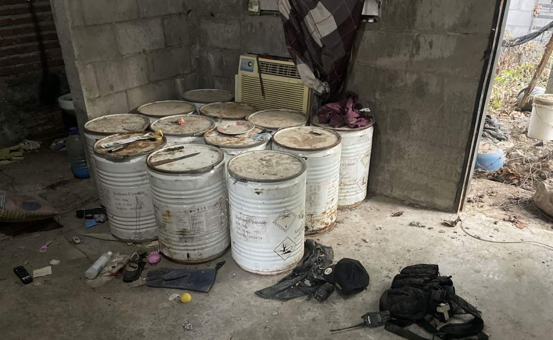 Elementos de la Semar localizaron tambos metálicos que contenían 600 kilos de cianuro de sodio en Culiacán, Sinaloa (31/12/25). Foto: Especial