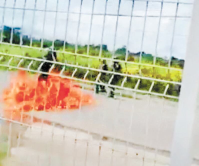 Policías huyen de un coctel molotov, en Costa Rica. Foto: TOMADA DE VIDEO