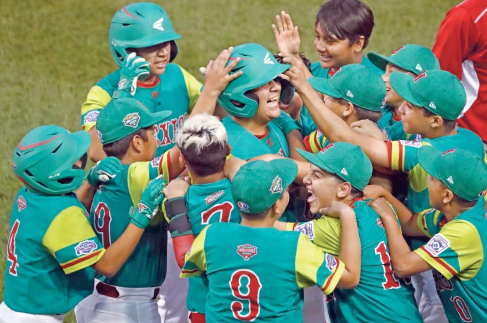 Ángel Martínez (centro) fue el héroe con el doblete del triunfo. Foto: TOM E. PUSKAR. AP