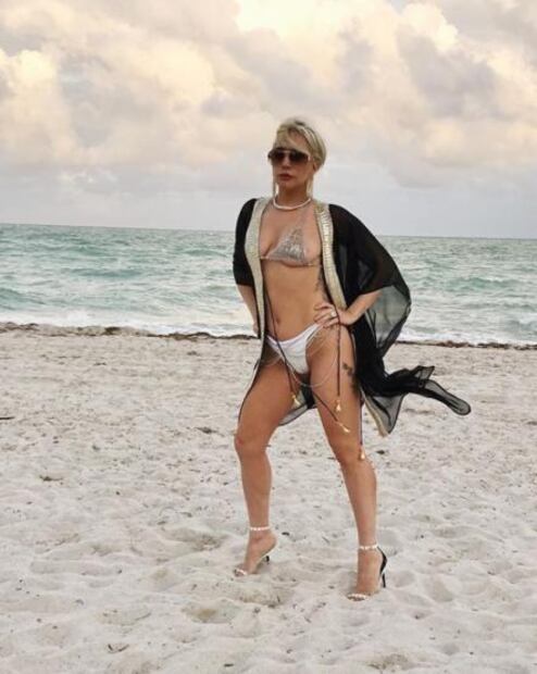 Lady Gaga sorprende y muestra sus curvas en bikini