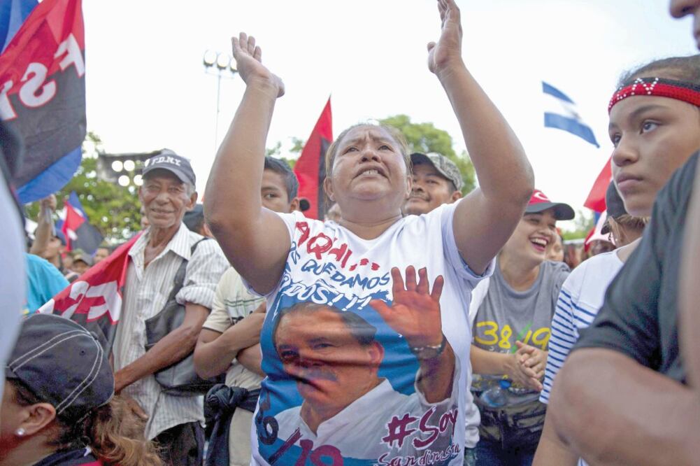 Sandinistas participaron ayer en una caminata para expresar su apoyo al gobierno del presidente nicaragüense Daniel Ortega. (JORGE TORRES. EFE)