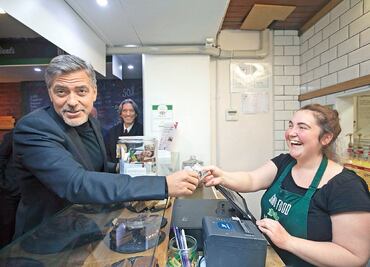 Clooney impacta en un café