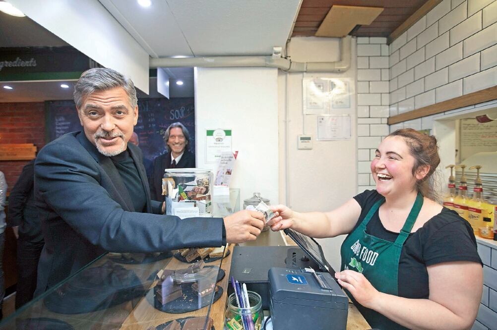 George estuvo alrededor de 15 minutos en el Social Bite Café, donde probó uno de los sandwiches (EFE)